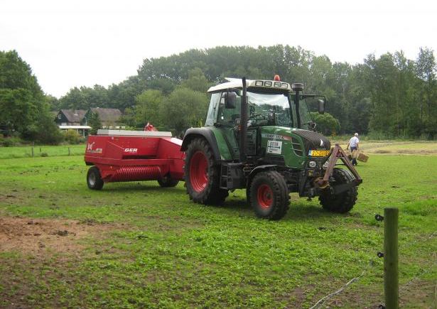 Fendt 310 vario met hooipers Welger AP730